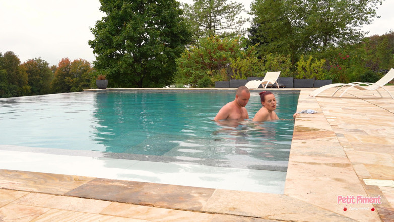 Petitpiment: Mein Schatz Fickt Mich Im Pool Der Villa!