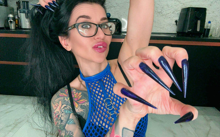 Julia domaina: Unghie lunghe blu scuro, tacchi a spillo affilati, dita lunghe,...
