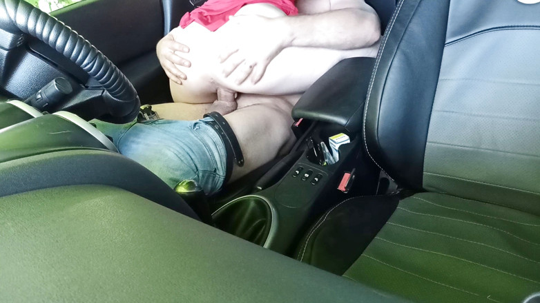 Intim media: 義理のパパは彼の車に犯さ彼女の大きなディックを口に入れます