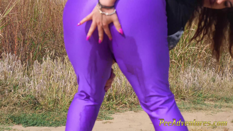 Pee Adventures: Wanita gemuk ini kencing di balik leggingnya sampai banting!