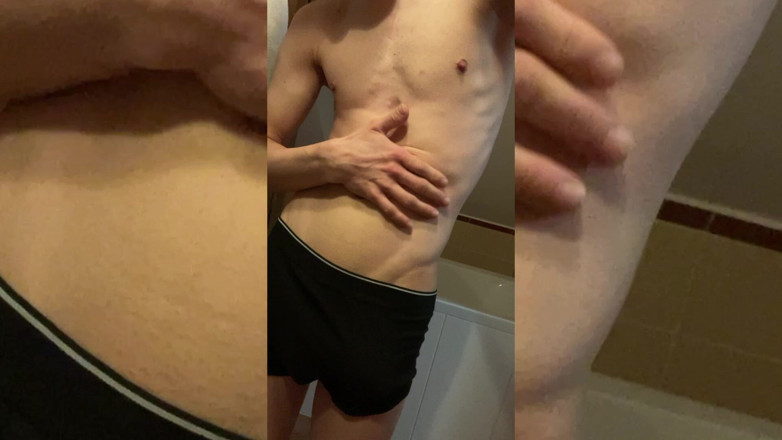 Adamek: スキニーボーイは自慰行為をし、潮吹きは絶頂