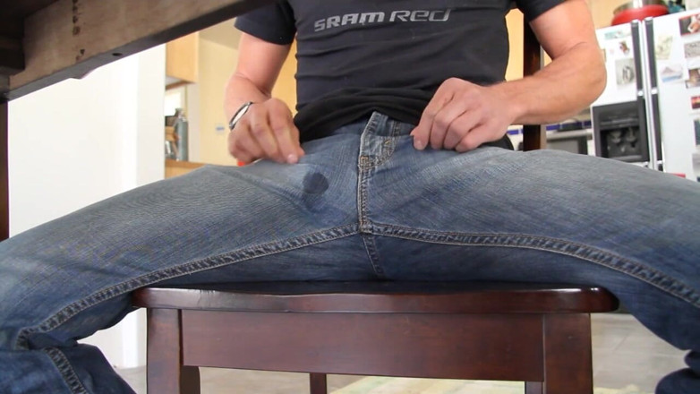 Lapetus: Handsfree cumshot i mina jeans