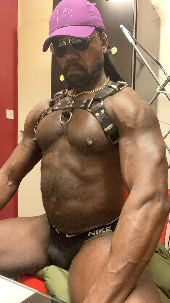 Black mature kinky muscle: ブラックホット成熟した筋肉ハーネス&ジョックフレックスオナニー