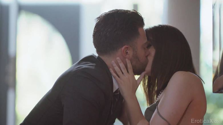 Erotica X: 愛らしいカップルが情熱的で激しく感情的なセックスをする - Eroticax