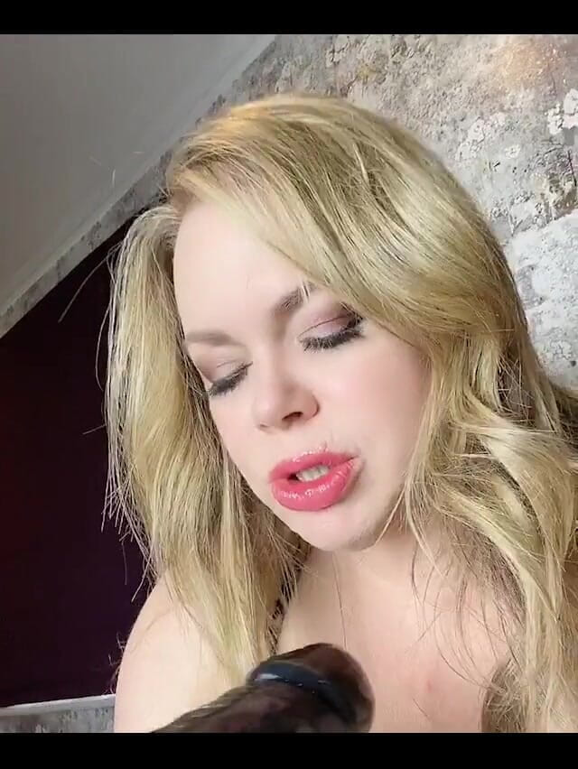 Alicia Rhodes: Segunda-feira são para milfs recuperarem a semana com um bom...