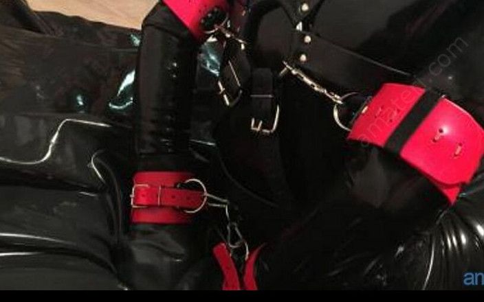 RubberFetishchem89: Gej w spodniach masturbuje się
