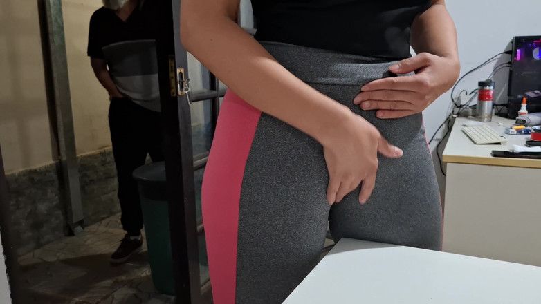 Gabi SweetCouplesStories: Masturbándose el dedo del pie camel en la mesa con...