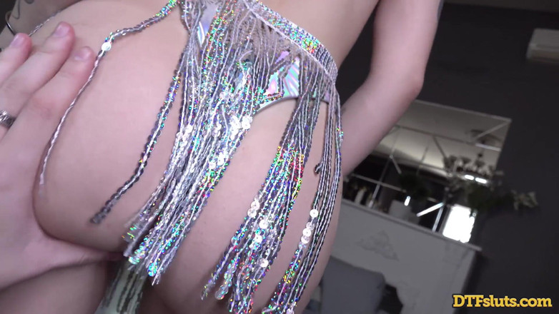 DTFSluts: 개인 댄스로 그녀의 자산을 흔드는 갈색 머리 Bella Mur