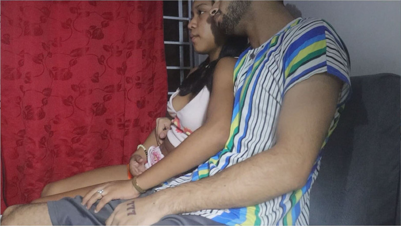 Perlahot69: Grabo cómo mi hermosa hermanastra latina toca mi pene mientras...