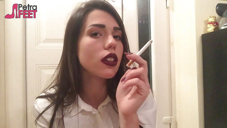 Smokin Fetish: Fată italiană super sexy tachinând pe toată lumea cu fumatul...