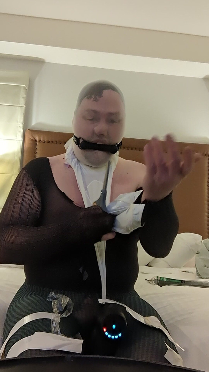 Phmann4u: Selfbondage, повія в колготках кінчає