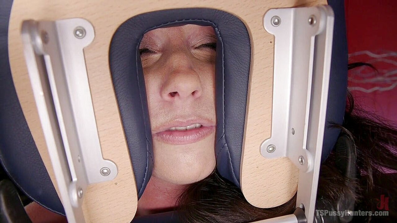 Kink TS: Gefesselte Nuru-massage führt zu creampie