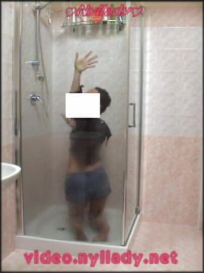 Nyllady: En la ducha con pantimedias