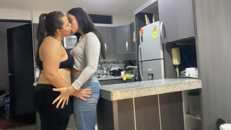 zoemelissa: Saya Mengongkek Saya Di Dapur Semasa Suami Saya Bekerja