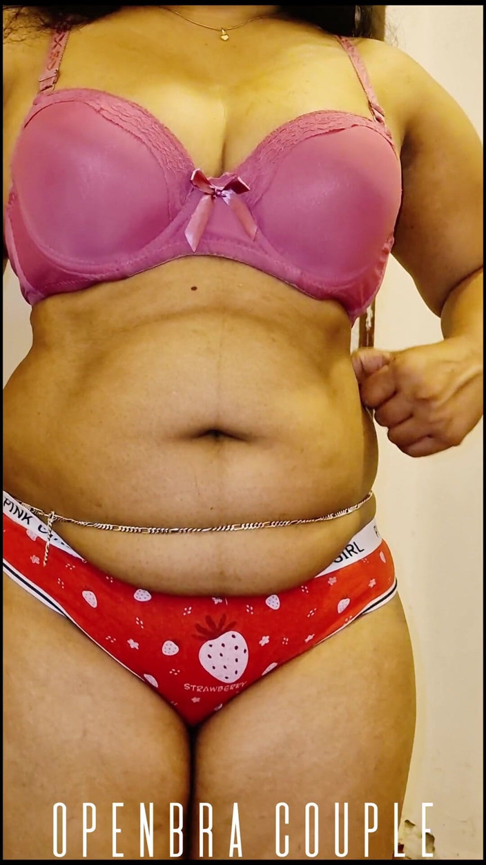 Openbra: Stiefmutter zieht sich vor ihrem stiefsohn um
