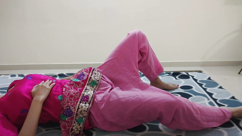 Saarabhabhi6: Cowok pengantar barang india masuk ke dalam kamar pribadiku waktu...