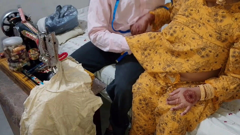 RedQueenRQ: Une bhabhi indienne desi baise avec un tailleur