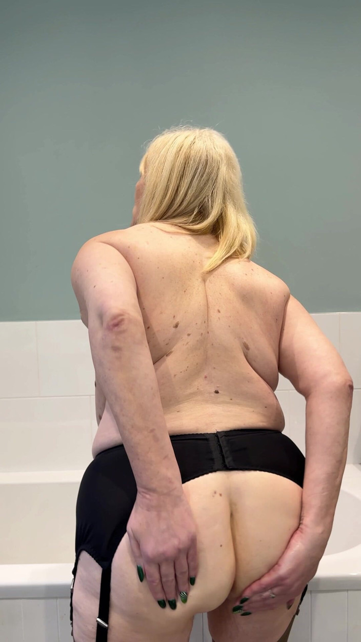 catherinecan69: У мене пляшка олії. Змащені маслом мої цицьки, дупа і пизда мм