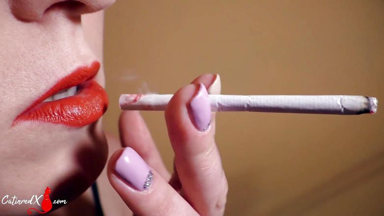 Catin Red: Wanita cantik merokok, blowjob zakar dan pancutan mani di muka