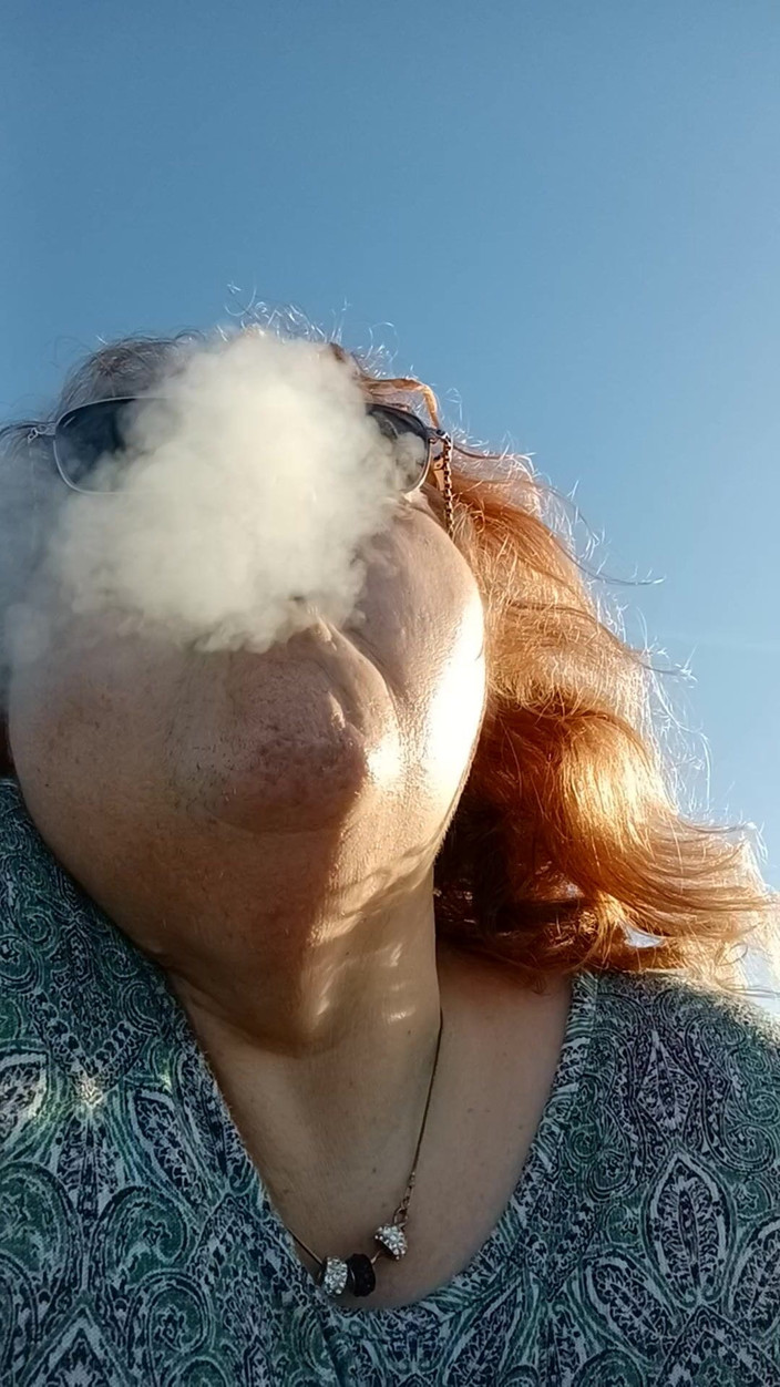 BBW nurse Vicki adventures with friends: Wanita berjanggut mencoba lampu di pantai berangin!