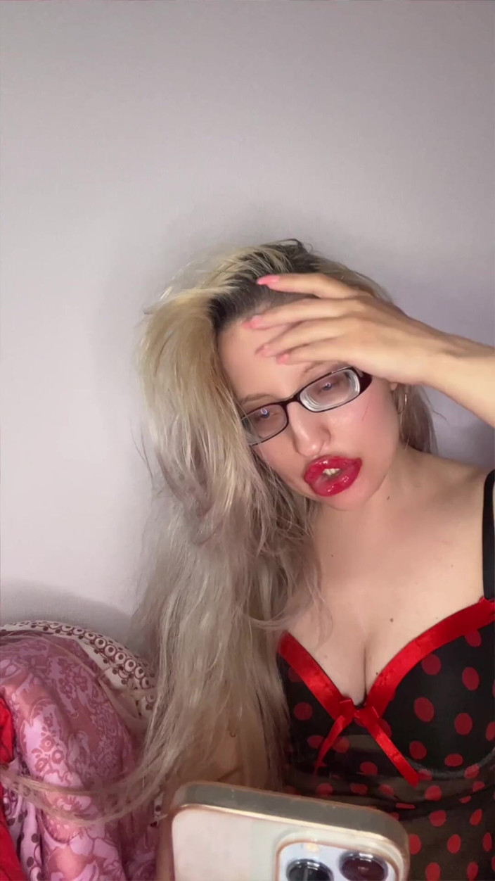 FinDom Goaldigger: La mia bimbo grandi labbra rosse e potenza del rossetto