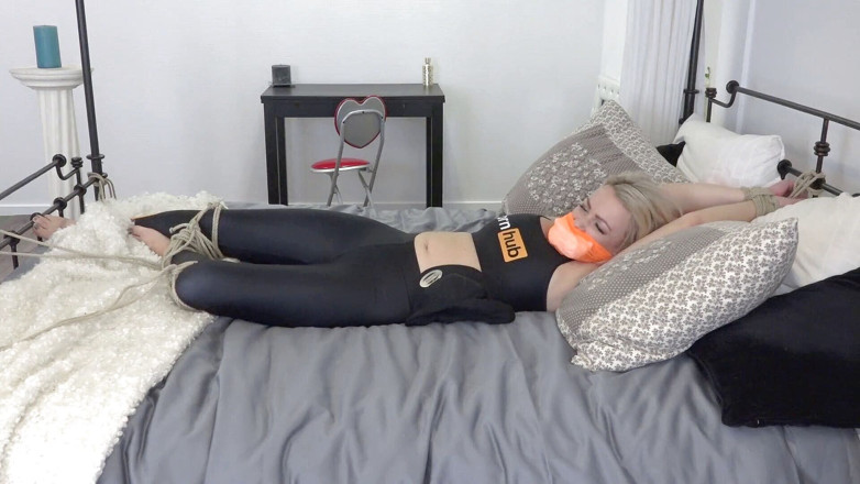 Restricting Ropes: Penny Lee, salope blonde attachée sur le lit