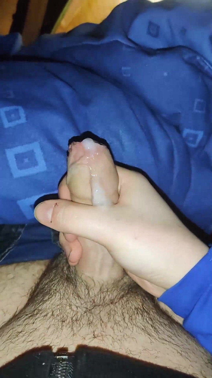 BiBoyxD: Bonito y duro y se corre en mi cama