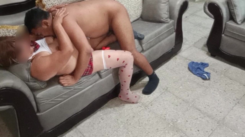 Sofixxx: Ibu tiri berdandan sebagai gadis pelajar untuk memuaskan fantasinya