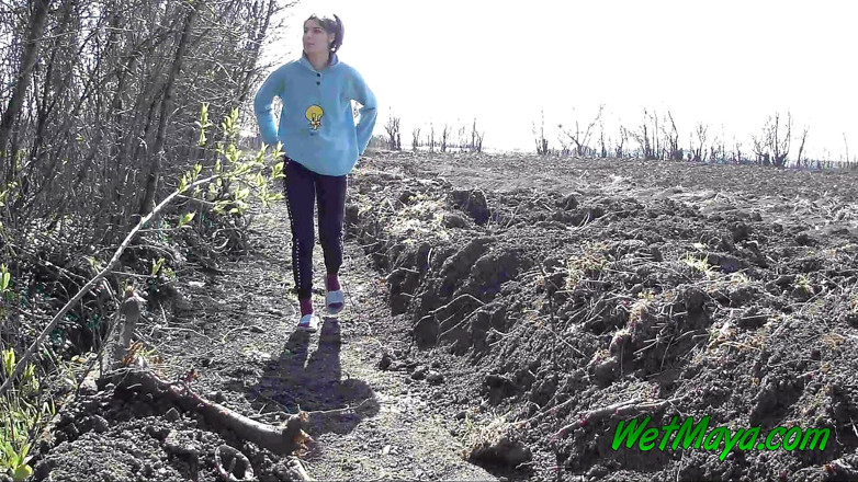 Wet Maya: Pisse dans la nature