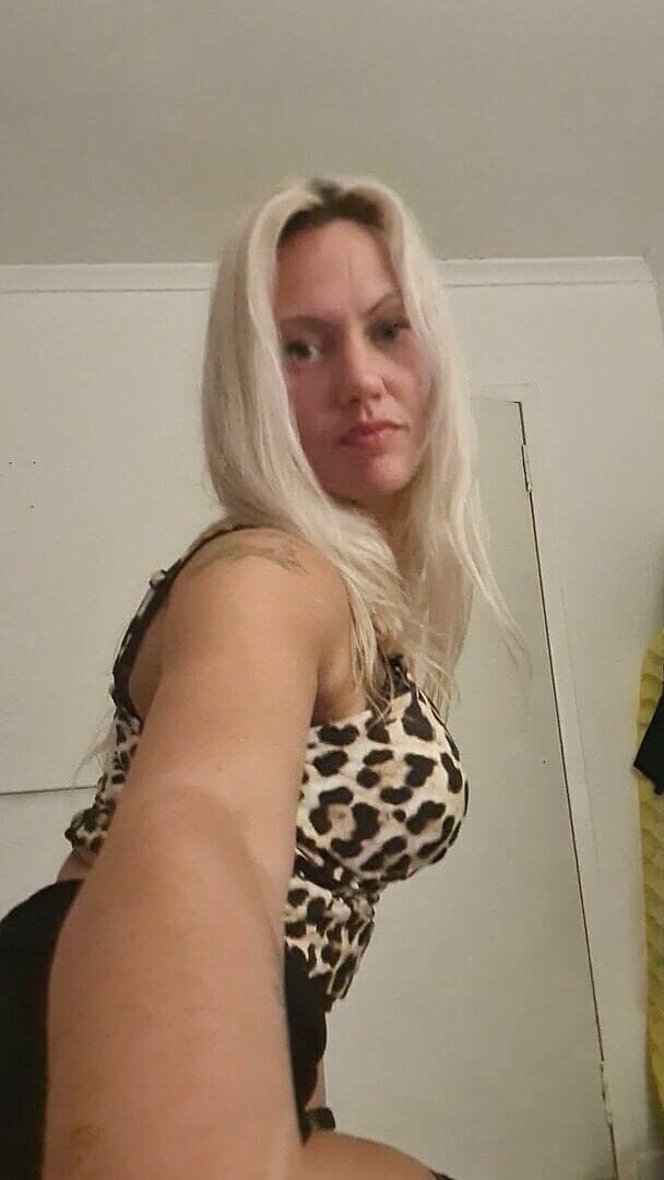 Mercedes Bendz: Dona de casa amature tira roupa provocando em casa