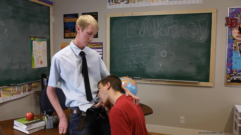 Teach Twinks: 先生はそのイケメンのチンポを自分の中に欲しがっています