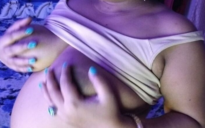 HotGirl21: 女の子はオンラインセックスで熱くなり、使用人のチンポを咥えて裸になり、セックスをさせられます。