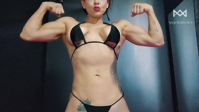 Angelmuscles: Bisep bikini kencang dan otot vena dipajang