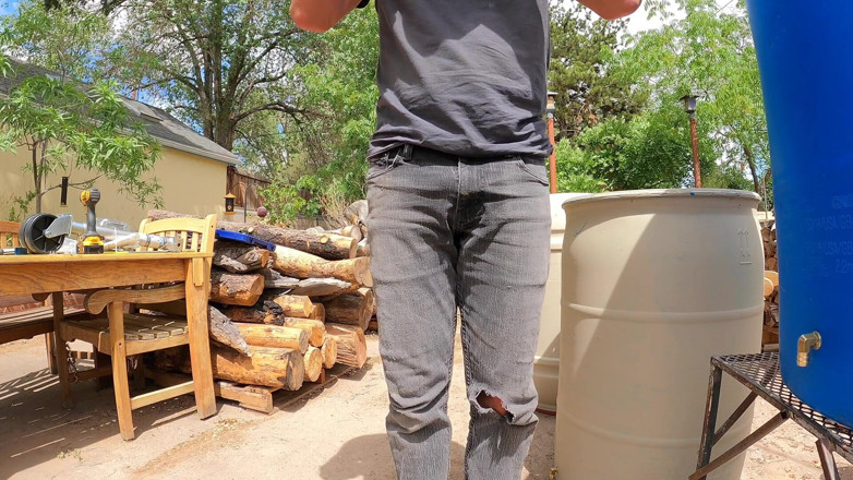 Lapetus: Una giornata di lavoro nel cortile = Jeans imbevuti di piscio