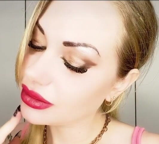 Goddess Misha Goldy: 弱点は快楽が身体に入ること、しもべ..お前たちをいろんな弱者にさせて...危険を孕むこの瞳を覗き込んでください