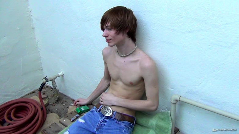 Boys Smoking: Ashton Smoke和在户外中风
