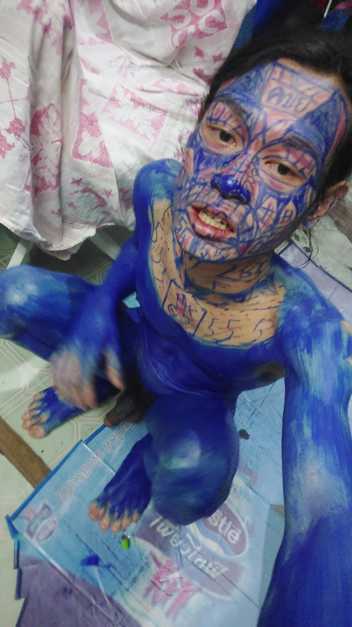 Clown likes to play with colors: Kurczak klaun 2