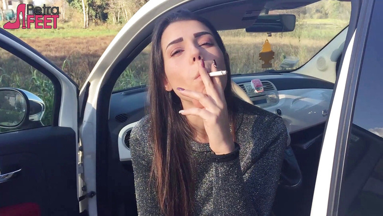 Smokin Fetish: O gagică superbă fumează un trabuc în aer liber