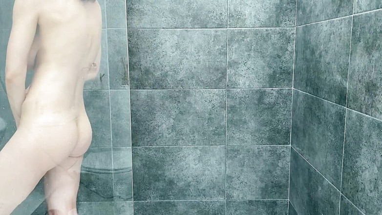 Kitty Kriss: 샤워 헤드를 사용하여 샤워하는 강한 오르가즘