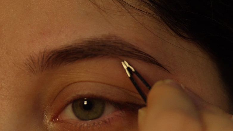AmayaMori: Je vais me labourer les sourcils de près avec une...