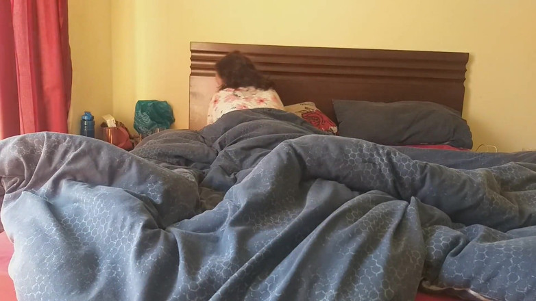 Sparowdox: Ochtendseks: haar strakke poesje neuken met een enorme dildo en...