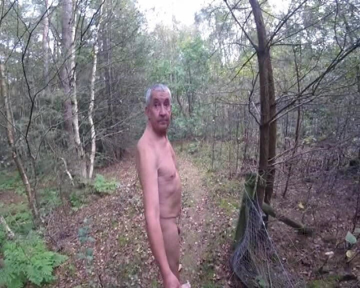 Andy: Naken promenad till picknickbordet