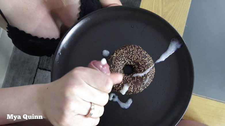 Mya Quinn: フェラチオとドーナツで食べる精液、Mya Quinn