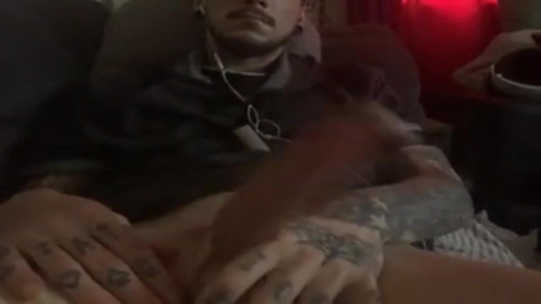Mathieu Mccarthy: Slanke getatoeëerde amateur-hetero kerel masturbeert!
