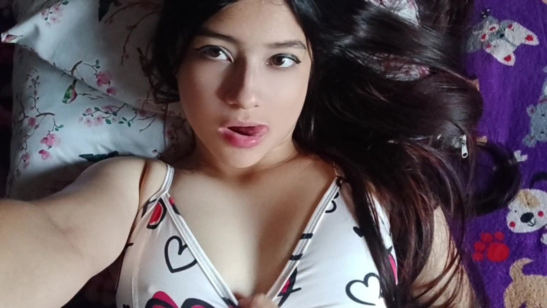 Yuli and tony: 18 साल की लैटिना लड़की अपने स्तन दिखाती है