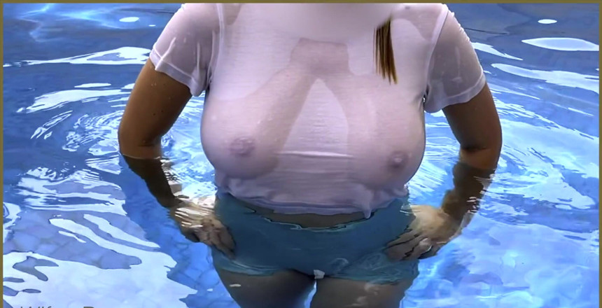 Wifey Does: 이 독점 호텔 수영장에서 거유를 젖히는 마누라