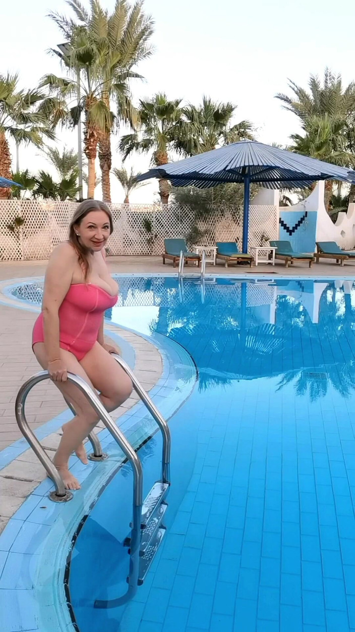 MariaOld: Gorąca cycata milf zdejmuje kostium kąpielowy