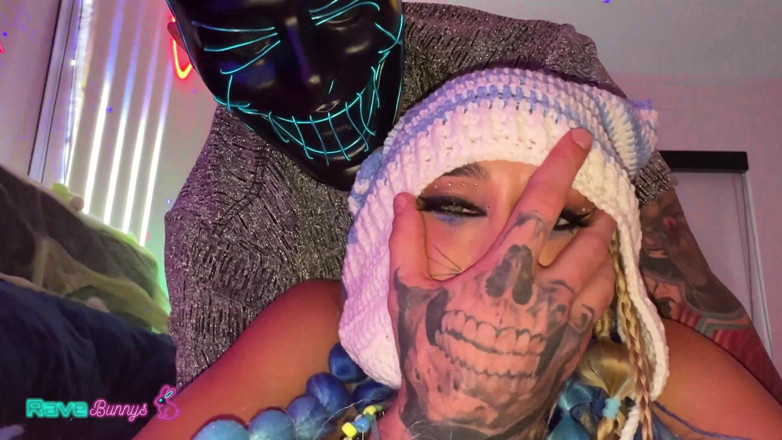 Rave Bunnys: Lusty Bunny Khloe Kapri får sitt ansikte täckt i sperma!
