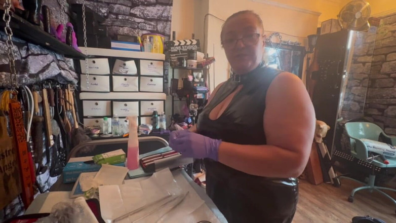 Aaexperiencesltd: Domina satana और Mistress izar के साथ साउंडिंग की तैयारी