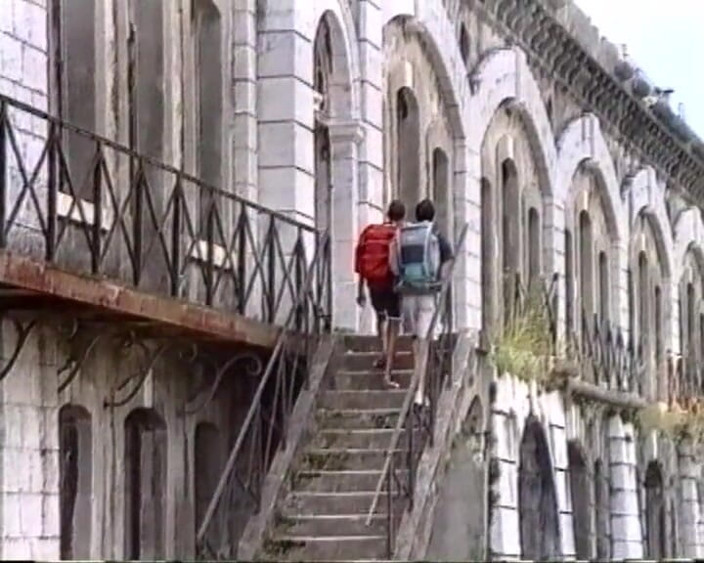 Gay RetroX VHS: Cewek sange ini lagi asik muasin memeknya dengan mainan seks...